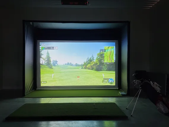 picture of indoor golf simulator